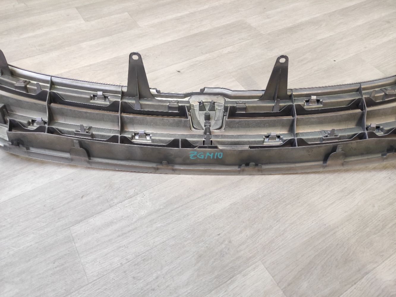 Решетка радиатора на Toyota Isis ZGM11G Фото 12