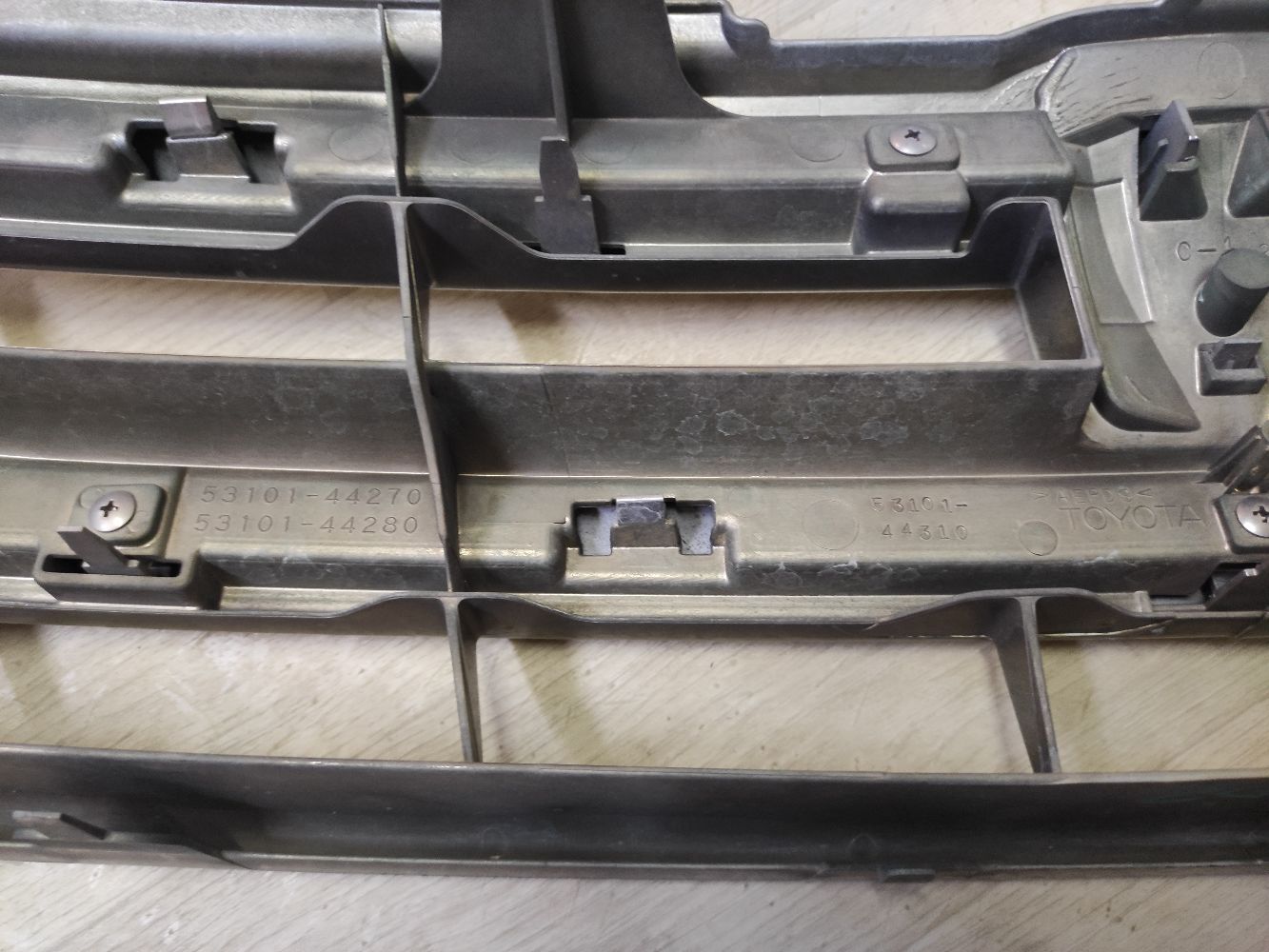 Решетка радиатора на Toyota Isis ZGM11G Фото 13