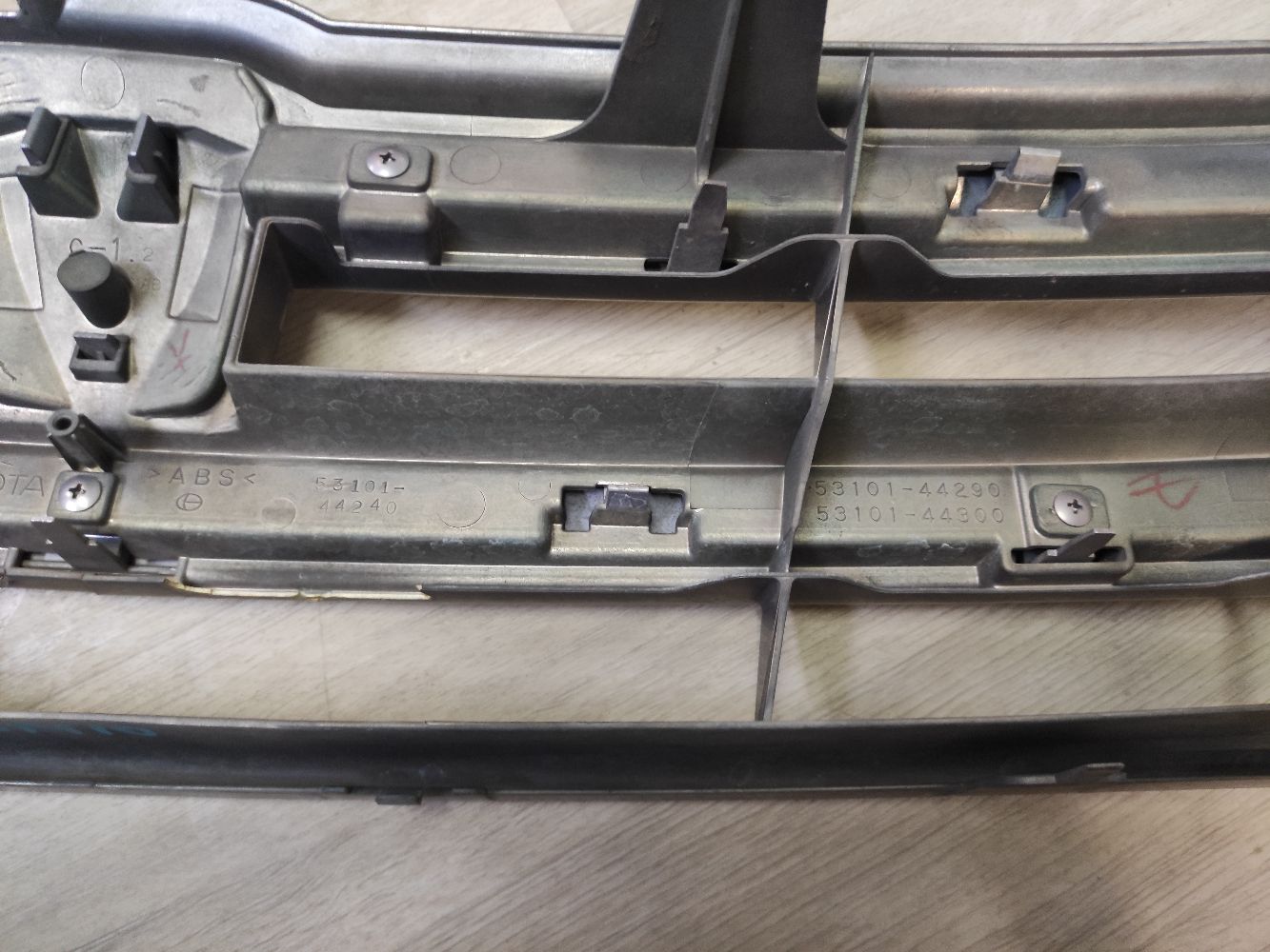 Решетка радиатора на Toyota Isis ZGM11G Фото 14