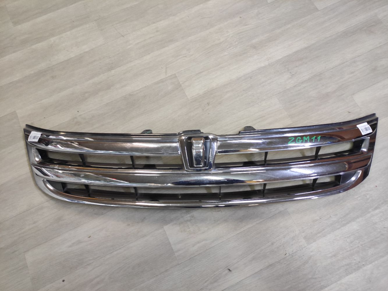 Решетка радиатора на Toyota Isis ZGM11G Фото 3