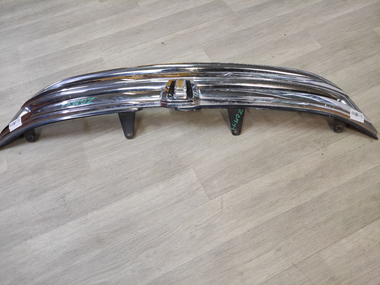 Решетка радиатора на Toyota Isis ZGM11G Фото 9