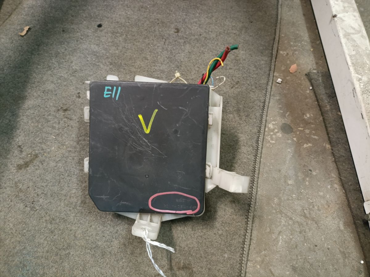 Блок предохранителей на Nissan Note E11 HR15DE Фото 9