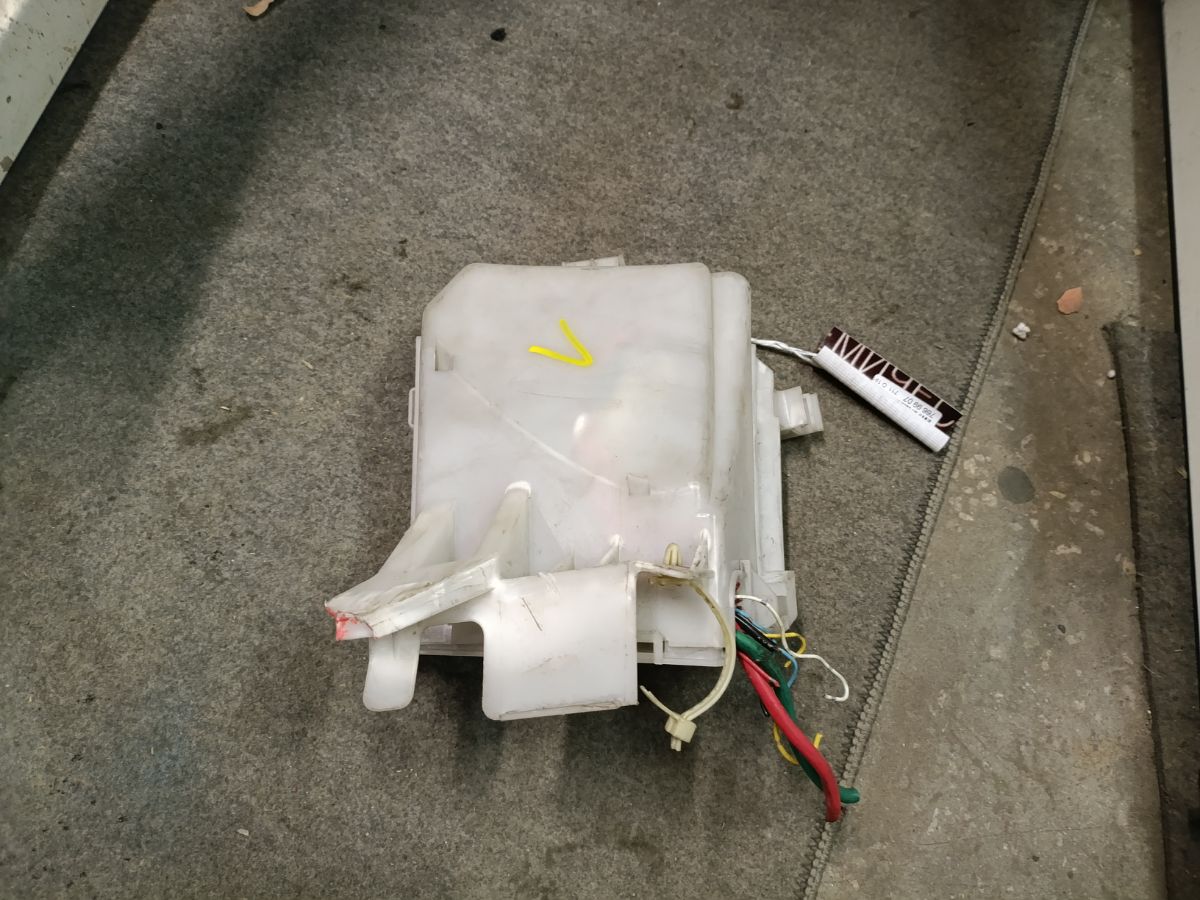 Блок предохранителей на Nissan Note E11 HR15DE Фото 10