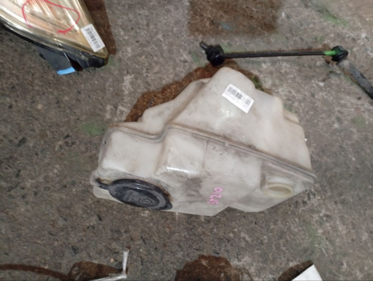 Бачок омывателя 85315-20390 на Toyota Corona Premio ST210 Фото 3