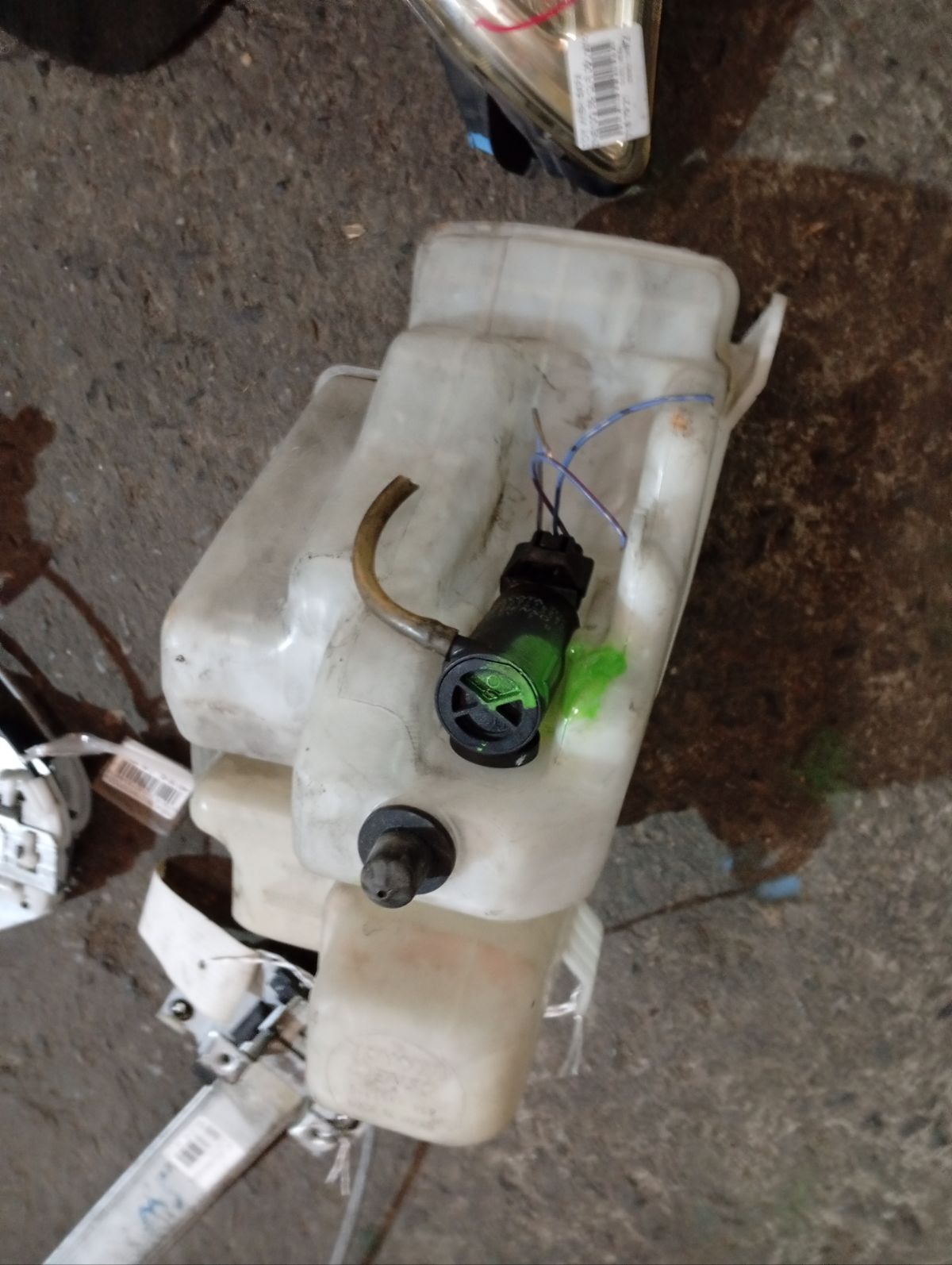 Бачок омывателя 85315-20390 на Toyota Corona Premio ST210 Фото 4