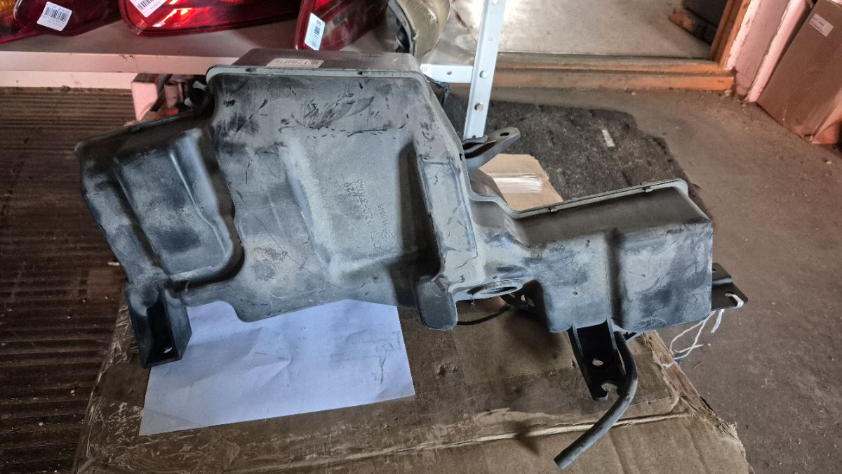 Бачок омывателя на Mitsubishi Pajero V65W Фото 6