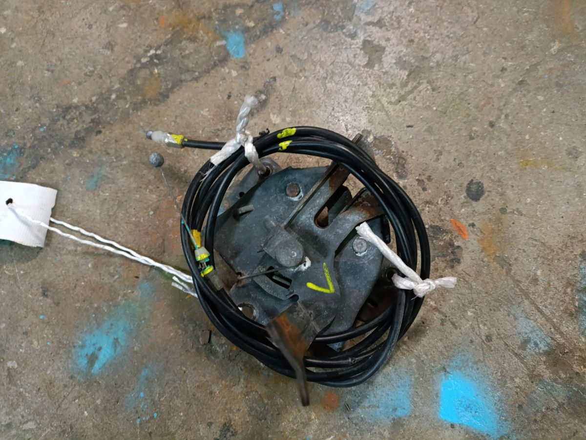 Тросик капота на Mitsubishi Lancer Cedia Wagon CS5W Фото 3