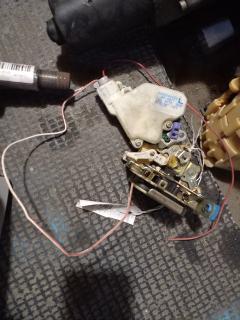 Замок двери на Nissan Bluebird Sylphy QNG10 Фото 3