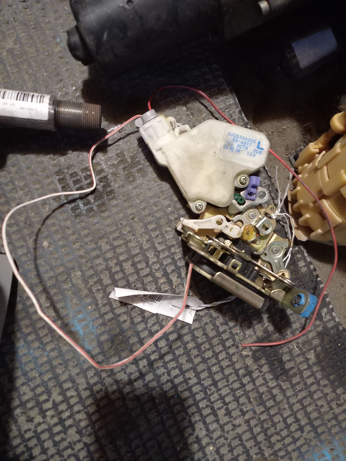 Замок двери на Nissan Bluebird Sylphy QNG10 Фото 3