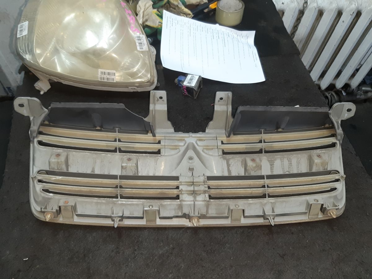 Решетка радиатора MR991301/2 на Mitsubishi Dion CR6W Фото 4