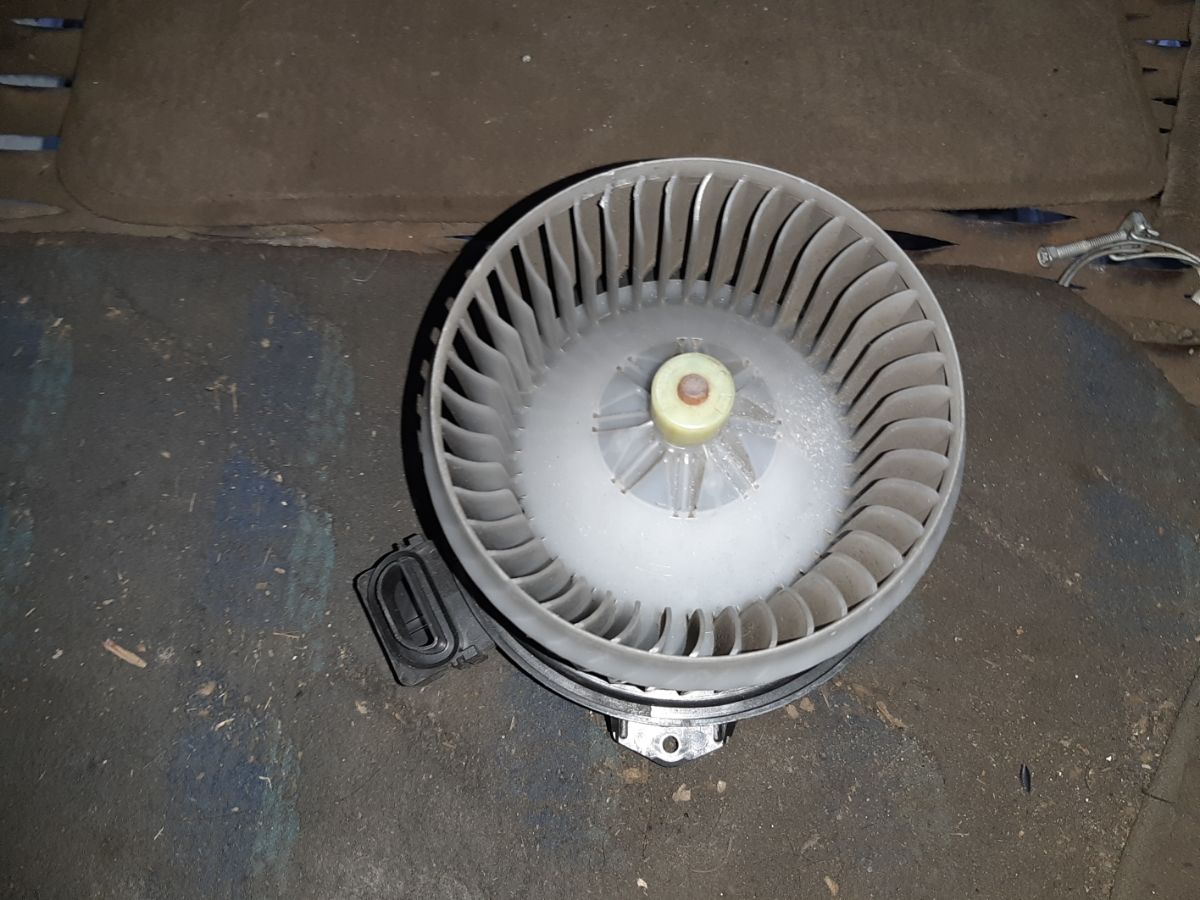 Мотор печки на Suzuki Swift ZC71S Фото 4