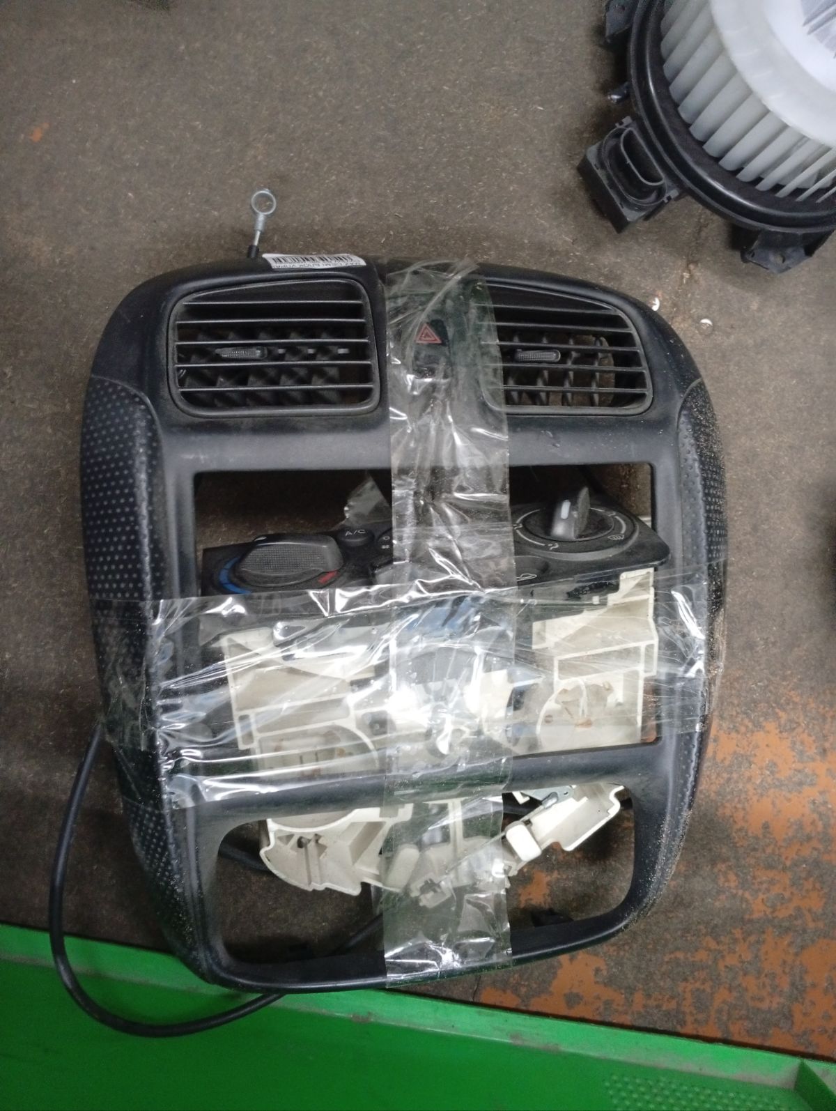 Блок управления климатконтроля на Mazda Demio DW3W B3 Фото 3