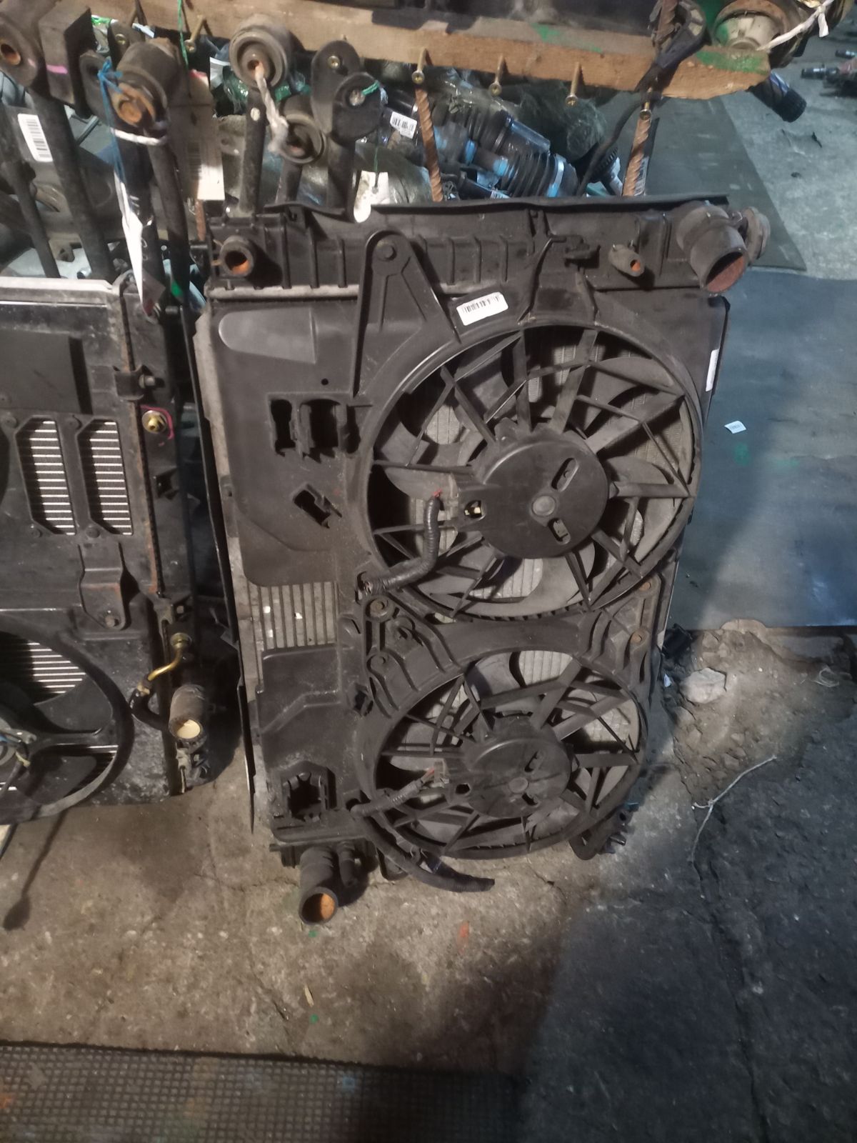 Радиатор ДВС 01053108, 090085N, 10-25775-SX, 1010001204, 103075, 11610226, 117072, 18002375, 1R2779, 2306, 325108-1, 4098942, 4119589, 4135748, 4524766, 4673444, 53378, 562004J, 562004T, 62004, 6L848005AA, 734467, 8010-157, 8MK376764221, ARD0949, CL10030, CU2306, DCM2083, EV5715200A, FD2375, FX-036-6304, FX-036-6304A, M559-32, MAZ09-YF, MK-1416, MZ0009-YF, MZ1172R, NC01052025B, PL061557, PRD0949, RA62004Q, STR0389, TD-036-6304, TD-036-6304A, WG1722260, YF09-15-200A, YF0915200, YF0915200A, YF10-15-200, YF10-15200, YF47-15-200, YL8H8005KA, YL8H8005KB, YL8Z8005JA на Mazda Tribute EPEW YF Фото 3