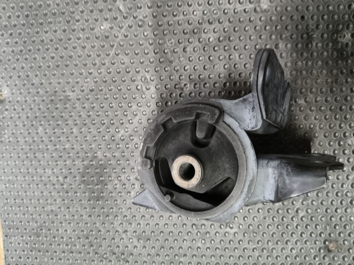 Подушка КПП GJ6G-39-070B на Mazda Atenza Sport GG3S L3 Фото 3