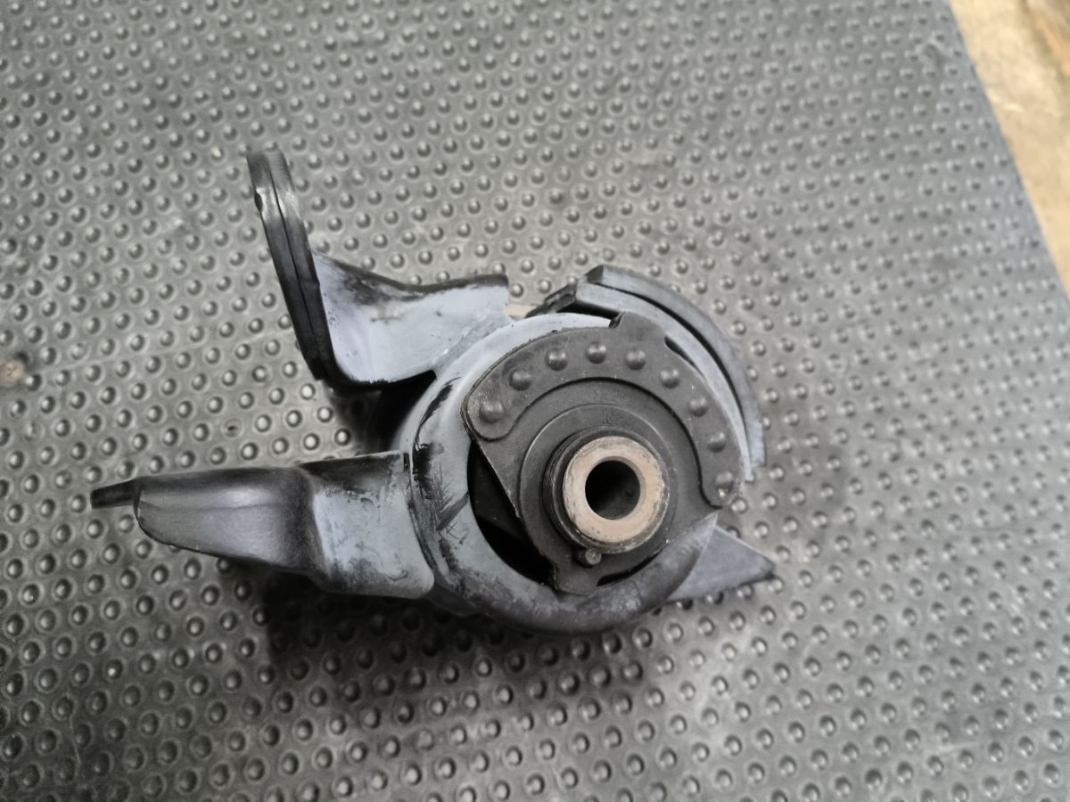 Подушка КПП GJ6G-39-070B на Mazda Atenza Sport GG3S L3 Фото 4
