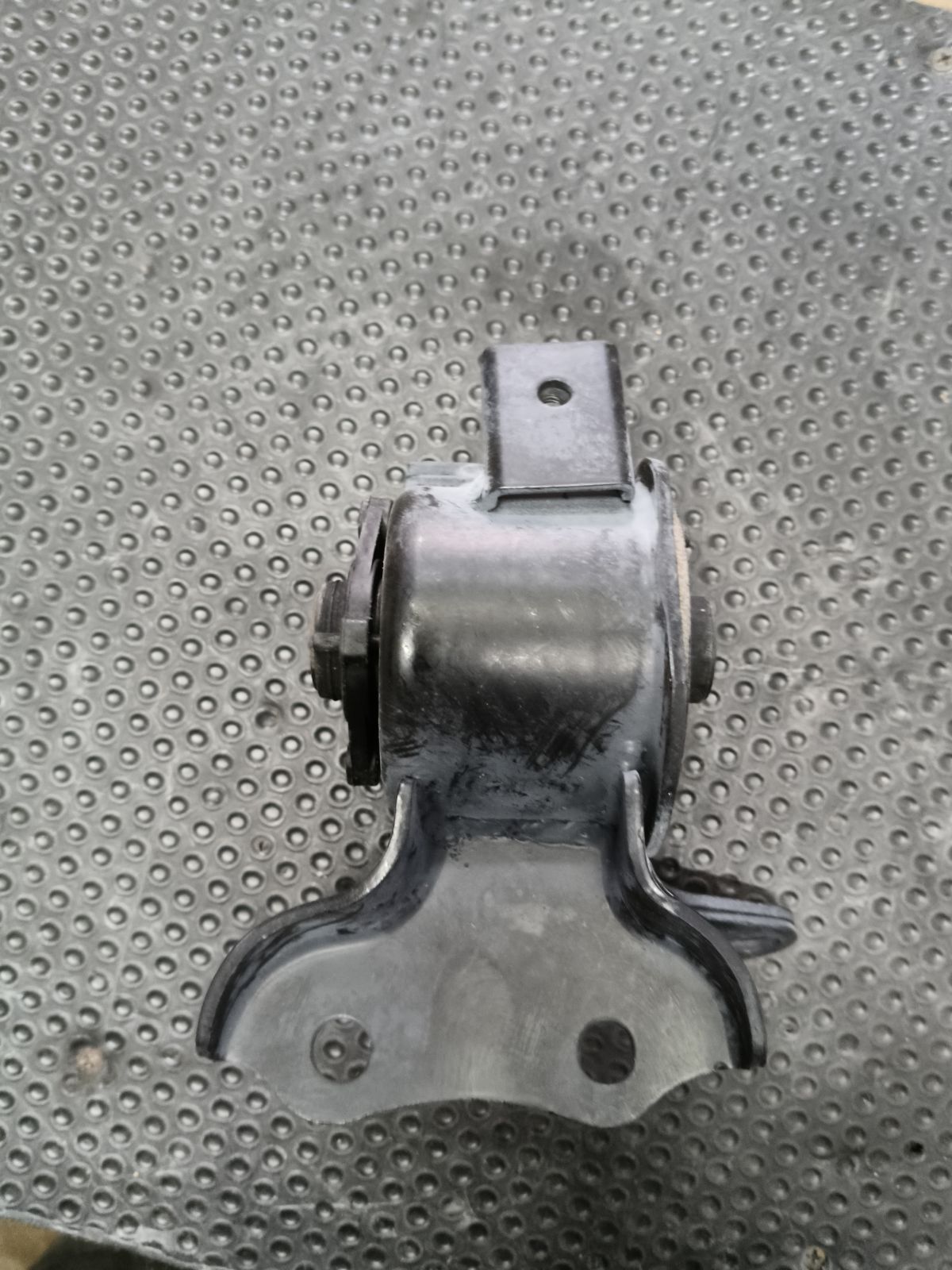 Подушка КПП GJ6G-39-070B на Mazda Atenza Sport GG3S L3 Фото 6