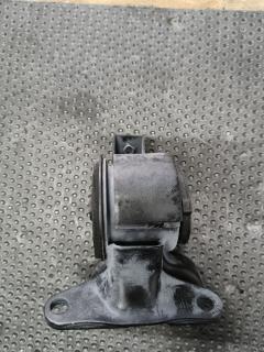 Подушка КПП GJ6G-39-070B на Mazda Atenza Sport GG3S L3 Фото 5