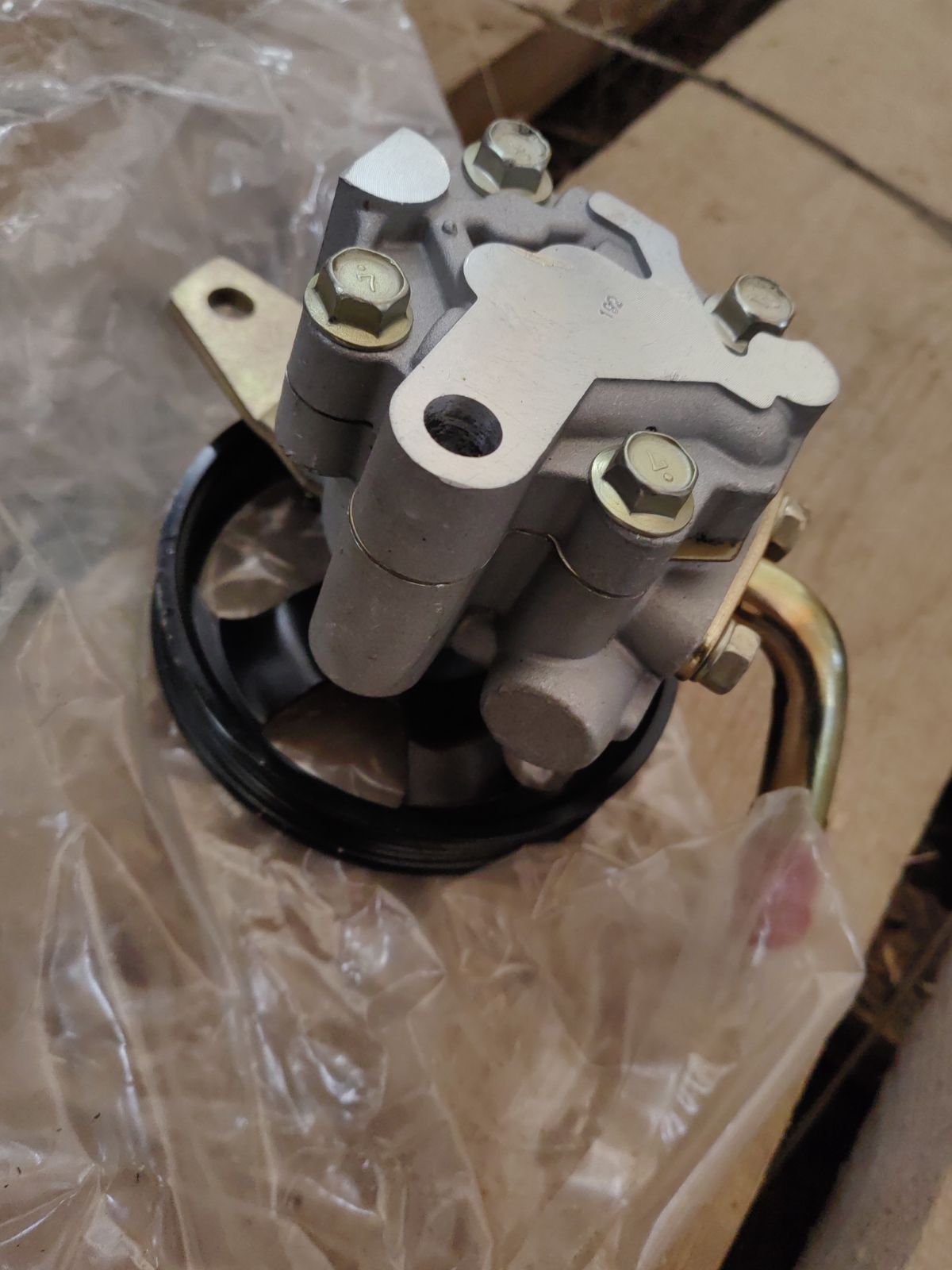 Насос гидроусилителя B37F32600A, 00-36339-SX, 04940210-1, 12H0249, 15-0398, 20909, 54940210-1, 556151, 715520398, AS3283, B37F3-2600B, BMZ50K, HPN0426DF, HPS12048, MA 006, MA 006R, MA 021, MA 021R, MA 8003 KIT, MA8003KIT, MZB307F32600B, P1426, P1426HG, P1426RB, PUM1356, RUGJ6E00BM на Mazda Axela BK3P L3-VE Фото 5