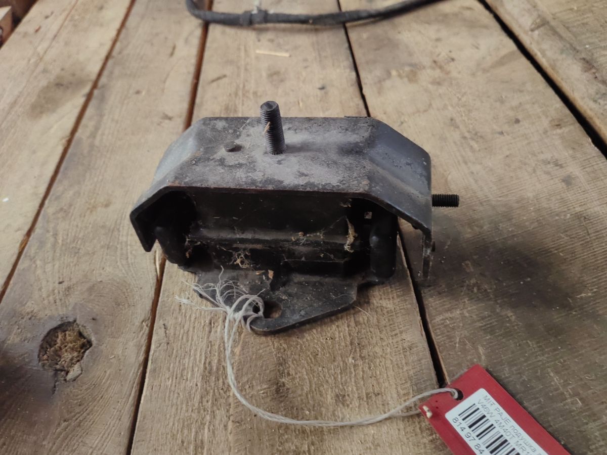 Подушка двигателя MR132720, 470.MB9001 на Mitsubishi Pajero V46W 4M40T Фото 1