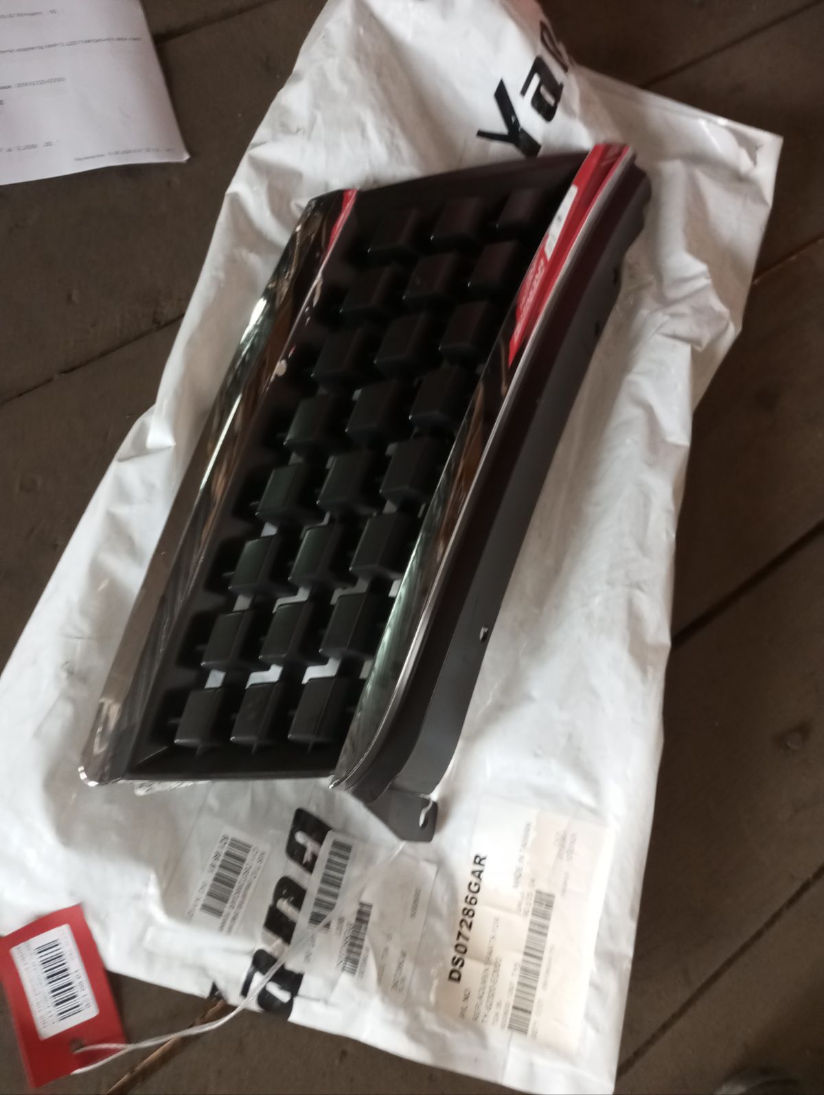 Решетка радиатора TYG DS07286GAR, 62320-ED000 на Nissan Tiida C11 Фото 3