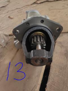 Стартер LORCEN LC-047-6573, 0-21000-3490-1, 103987, 600-813-2243 , 600-813-2370, 600-813-2394, 6008132240, 6008132241, 6008133380, 6008133390, 6008133391, 6008133392, 6008134111, 6008134120, 6008134121, 6008134290, 6008134652, S139, STK4040EC, STK9040 на Komatsu Pc30 4D105 Фото 7