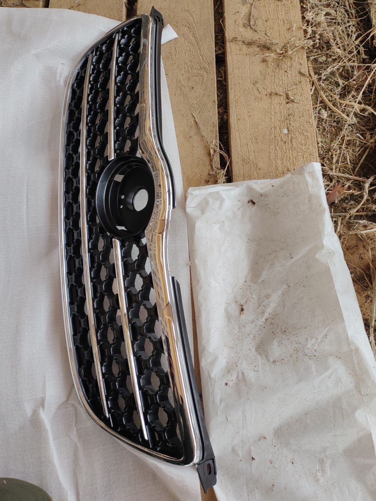 Решетка радиатора TYG TY07259GB, 53111-1A450 на Toyota Corolla NZE121 Фото 3