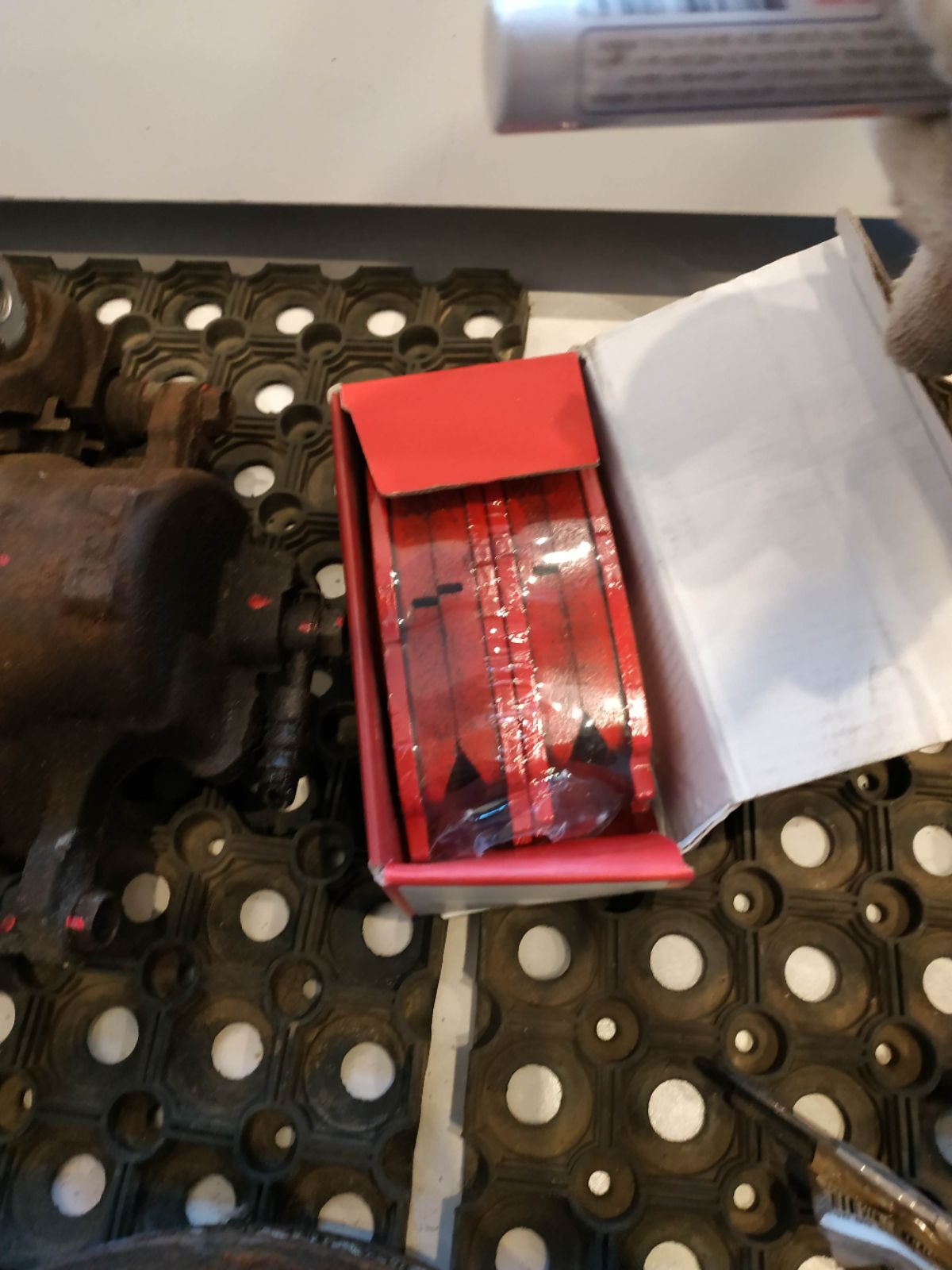 Тормозные колодки tds TD-086-1479, 0 986 505 402, 0 986 AB2 094, 0 986 TB2 843, 0101ACV30F, 025 239 2817, 04465-06030, 04465-30340, 04465-33240, 04465-33246, 04465-33250, 04465-33260, 04465-33320, 04465-33340, 04465-44140, 04465-44170, 04465-68010, 0446530340, 0446533240, 0446533250, 0446533260, 0446533320, 0446533340, 0446544140, 0446568010, 04465YZZDZ, 05P1361, 0884 00, 088400, 0986494363, 0986AB2389, 10 BPF 00108 000, 10809902, 112930, 121126, 12253, 13046057432, 13046057432NSETMS, 1370, 14400172, 1490812, 1501224568, 1510016, 1511383, 16908, 179859, 181689, 191416, 1Y5J3328ZE, 2125, 2207510, 224568, 23928 00, 2392801, 2392817004T4136, 288400, 3000168, 301862, 321673EGT, 3314KT, 37356, 37356 OE, 402B0857, 429103640, 446506030, 446533246, 446533250, 446533260, 446533340, 446544170, 4863602819, 4UP03910, 50001620, 50001620 C, 5002218, 50051620, 50218, 5502224568, 5610067, 572553B, 572553J, 600000097880, 6133149, 6261361, 7670, 7703, 7787D908, 8110 13056, 8227510, 832683, 88400, 895 000BSX, 895000SX, 8DB 355 028051, 8DB355010431, 9H0T023, A1N073, A670MXBP, AC1106C, AC832683D, ADB01199, ADB01199HD, ADR320111, ADT342130, AFP503, AKD1260, AKD1479, AMDJBF457, AN-671K, AN671KE, AN671KX, AS-T493, AV837, AW1810419, AY040-TY067, AY040TY067, B010192, B1110009, B111308, B1G12052422, BB0270, BBP1833, BC1620, BD7522, BL1921A1, BP001738, BP011738, BP0550, BP1110009, BP1137, BP1361, BP1373, BP21479, BP3126, BP43446, BP9071, BPA088400, BPF012, BPF016C, BPT74, BPTO1023, BS2706, C111R0030, C12104, C12104ABE, C12104AD, C12104JC, C12104PR, CBP01199, CD2222, CD2222STD, CD2222TYPED, CF1479, CKT19, CMX908, CS687, D1119M01, D2222, D2222-02, D222201, D225E, D908, D90877870, DB1462, DBP1620, DFP3314, DIS22631, DP1010100359, DP104A161, DP104A161C, DP104A161P, DP5345, E100227, E400227, E500227, EBP023314, EC2037, ELT908, FB210701, FD7065A, FDB1620, FO 832683, FP1052, FPE019, G1236TF, GBP088400, GBPG127, GDB3314, GDB7224, GK1033, GP02222, HB474F681, HB474Z681, HKPTY104, HP5053, IB153093, J3602099, JBP0056, JQ1013240, K642100, KBP060, KBP9070, KD2739, KE0700137, KT3314STD, KT3314T, LP1738, LTO1026, MBP1373, MD2222S, MD2249MS, MD307, MDB2263, MDB82263, MFP2218, MKD908, MN-400, MPT15, MS1479, MX908, NDP-366, NKT1171, NP1017, P 83 062, P0283NY, P83062, P984300, PA218AF, PAD1290, PBP1620, PBP1620KOR, PCP1478, PF 1912, PF-1479, PF1370, PF1479, PGD908C, PGD908QS, PKF017, PN1479, PRP1274, Q0930660, QF64400, RB1689, RN623, S700521, SBP1620, SKEPT15, SN687, SP 2037, SP 275, SP 275 PR, SS687S, ST0446533240, T0610289, T1359, T281392, T360A17, TABP2099, TCA1108, TD1479, TG671, TG671C, TH366, TN623, V9118A090, VBS3314PS, VBS7224PS, VT32184, WD2222, WS342100 на Toyota Wish ANE10G Фото 4