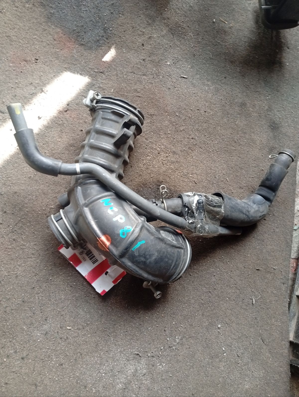 Патрубок воздушного фильтра 17880-21070, 17880-21071 на Toyota Sienta NCP81G 1NZ-FE Фото 3