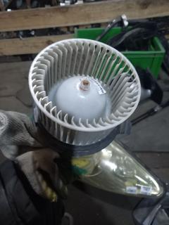 Мотор печки на Nissan Note E11 Фото 9