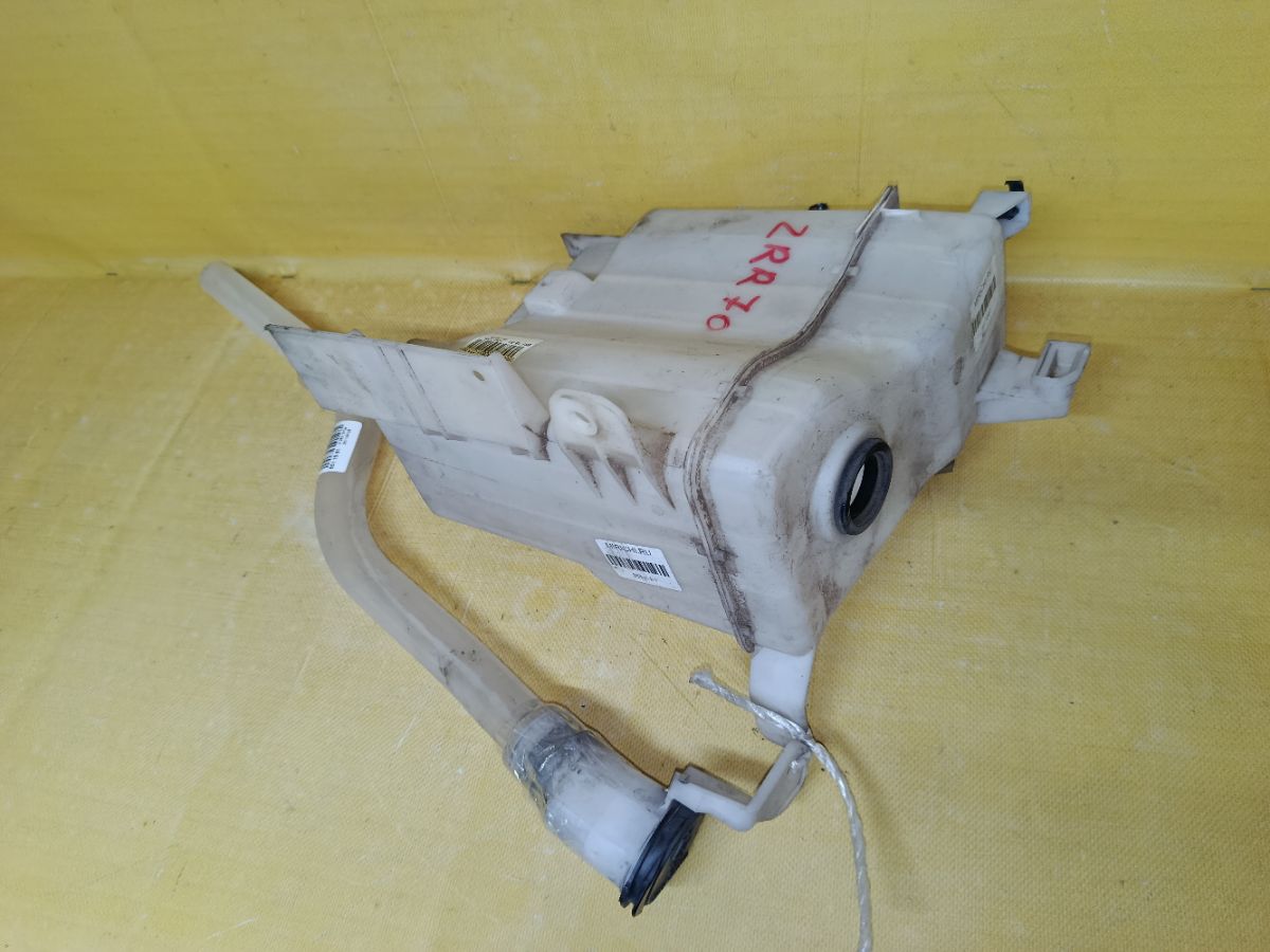 Бачок омывателя на Toyota Voxy ZRR70G Фото 5