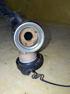 Заливная горловина топливного бака на Toyota Voxy ZRR70G 3ZR-FAE Фото 6