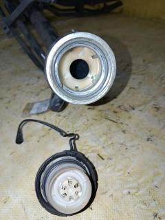 Заливная горловина топливного бака на Toyota Ractis NCP100 1NZ-FE Фото 7