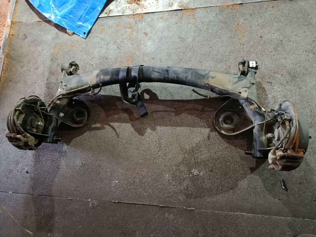 Балка подвески на Toyota Voxy ZRR70G 3ZR-FAE Фото 4