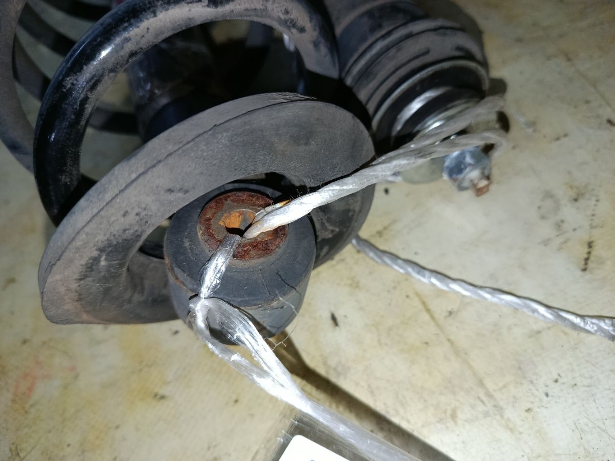 Амортизатор 48530-52D50 на Toyota Ractis NCP120 Фото 5