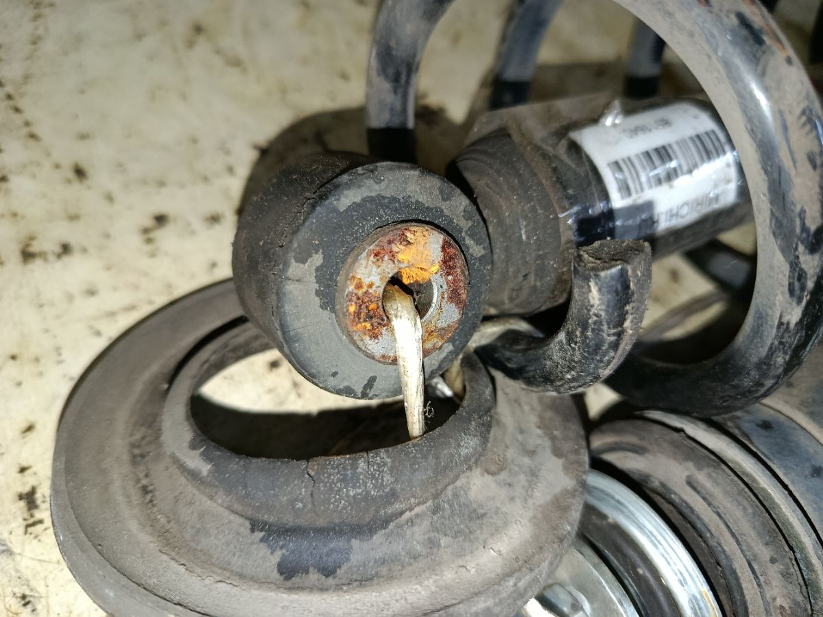 Амортизатор 48530-52D50 на Toyota Ractis NCP120 Фото 8