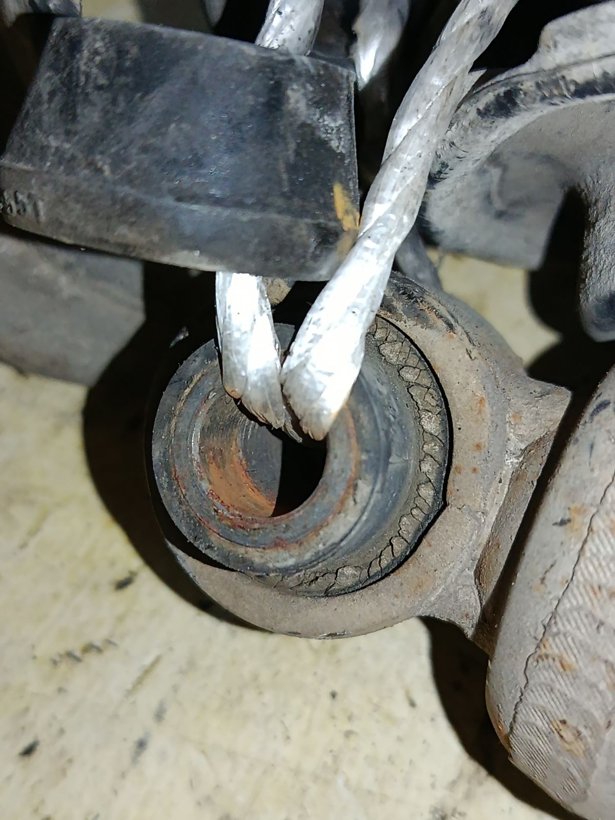 Амортизатор на Nissan Ad Expert VAY12 Фото 6