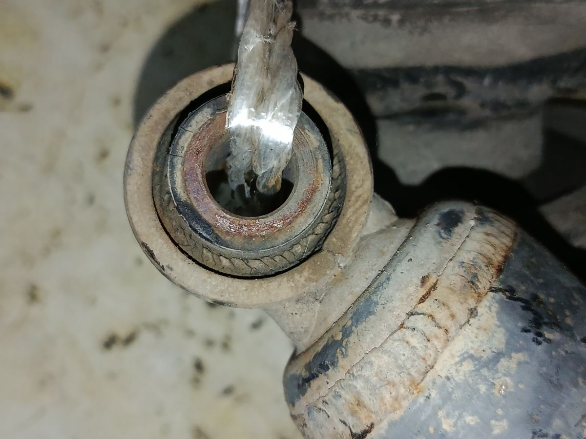 Амортизатор на Nissan Ad Expert VAY12 Фото 7