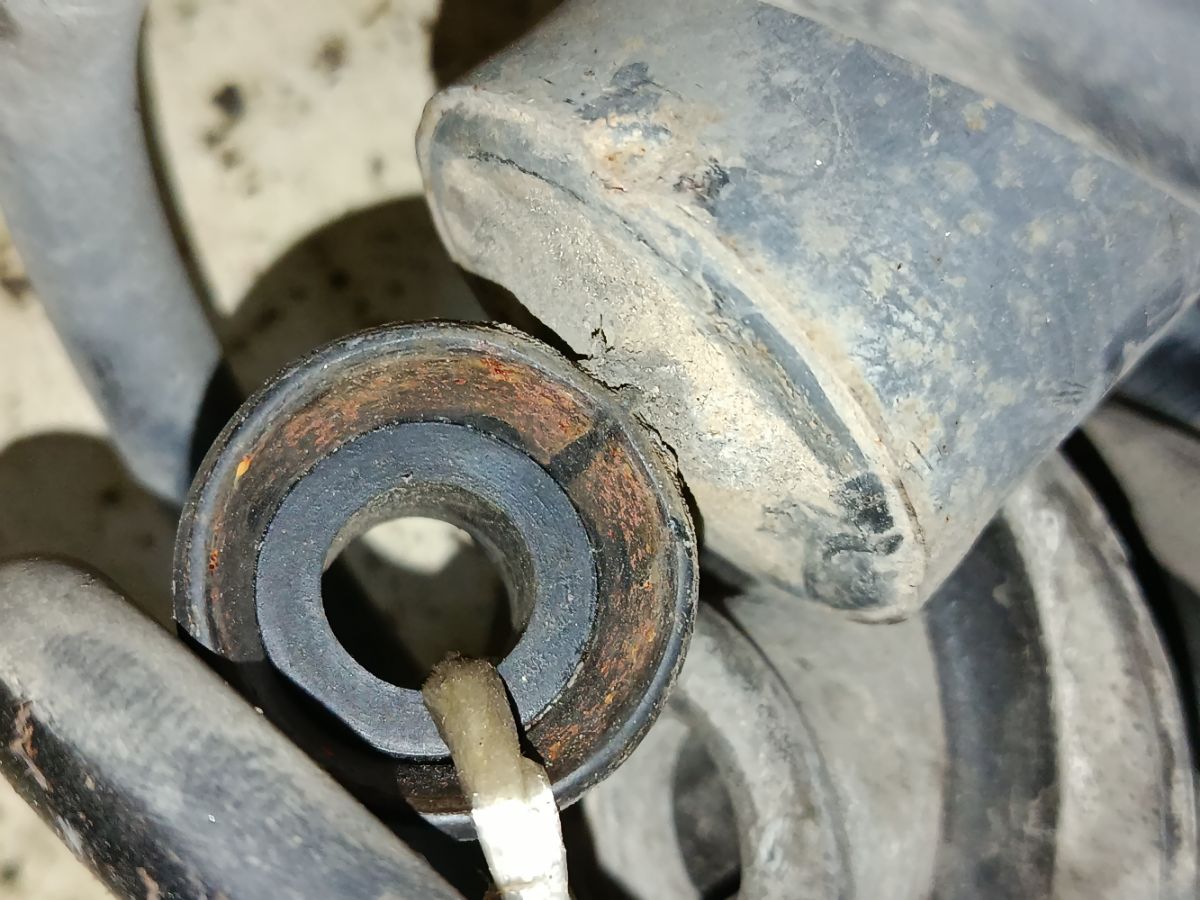 Амортизатор на Nissan Ad Expert VAY12 Фото 8