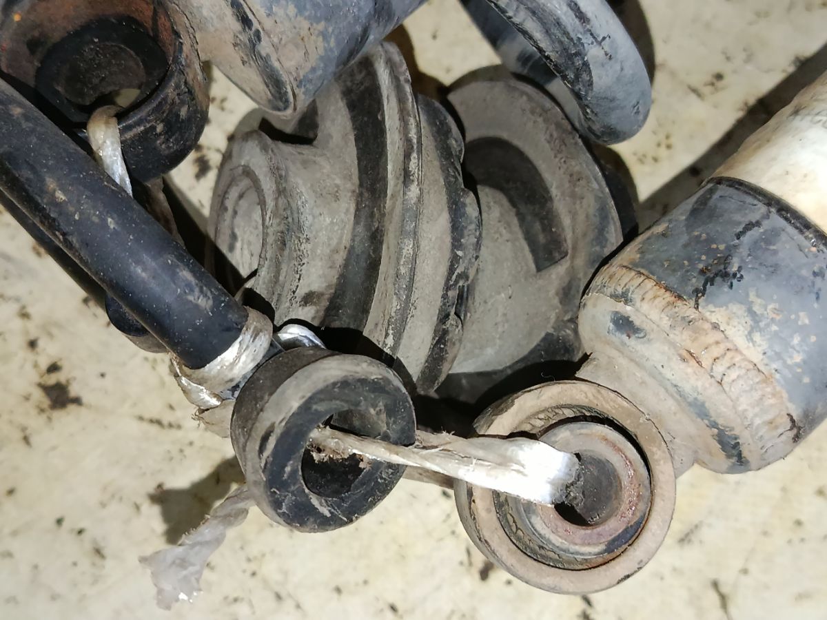 Амортизатор на Nissan Ad Expert VAY12 Фото 9