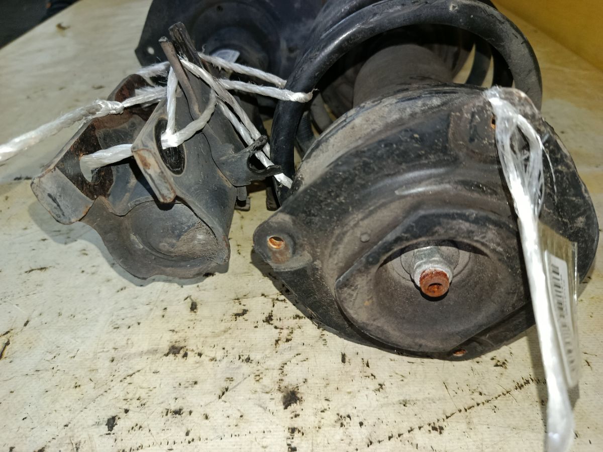 Стойка амортизатора на Nissan Serena CC25 MR20DE Фото 4