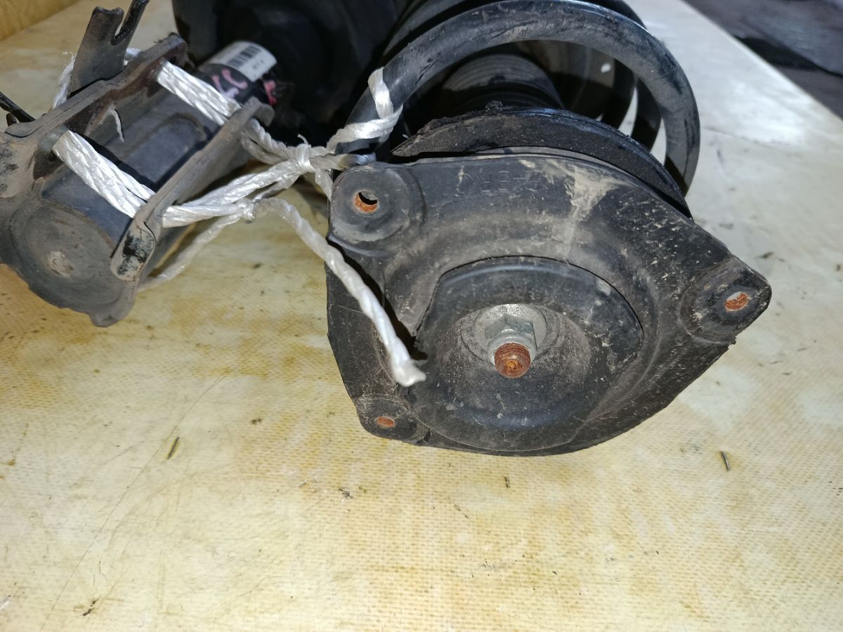 Стойка амортизатора на Nissan Serena CC25 MR20DE Фото 7