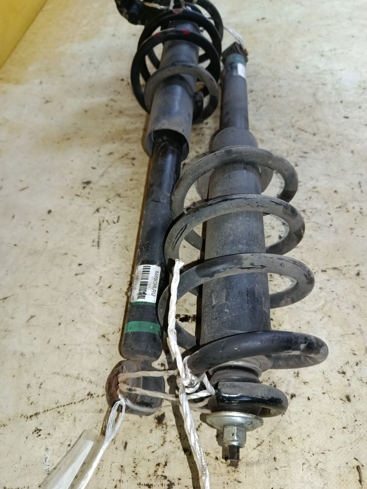 Амортизатор на Nissan Serena CC25 Фото 4