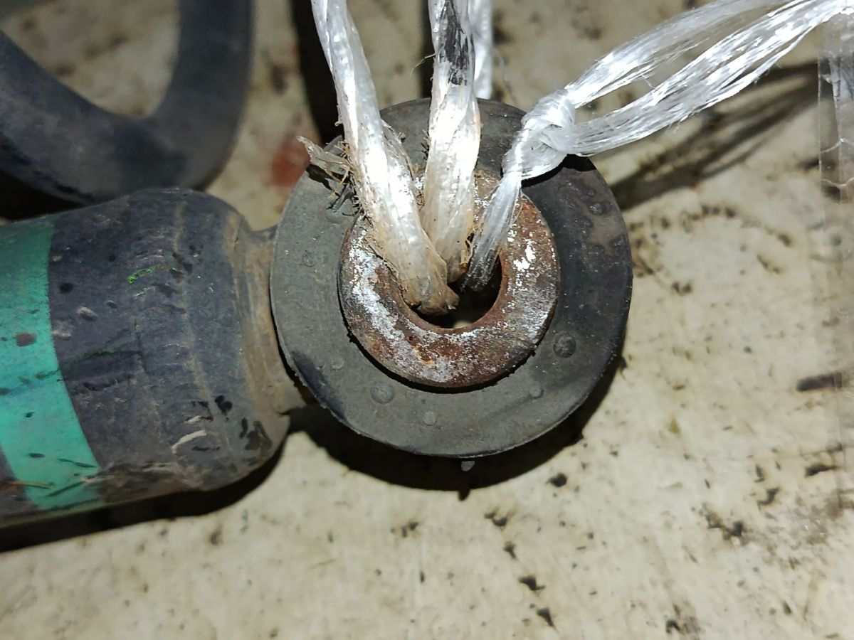 Амортизатор на Nissan Serena CC25 Фото 5