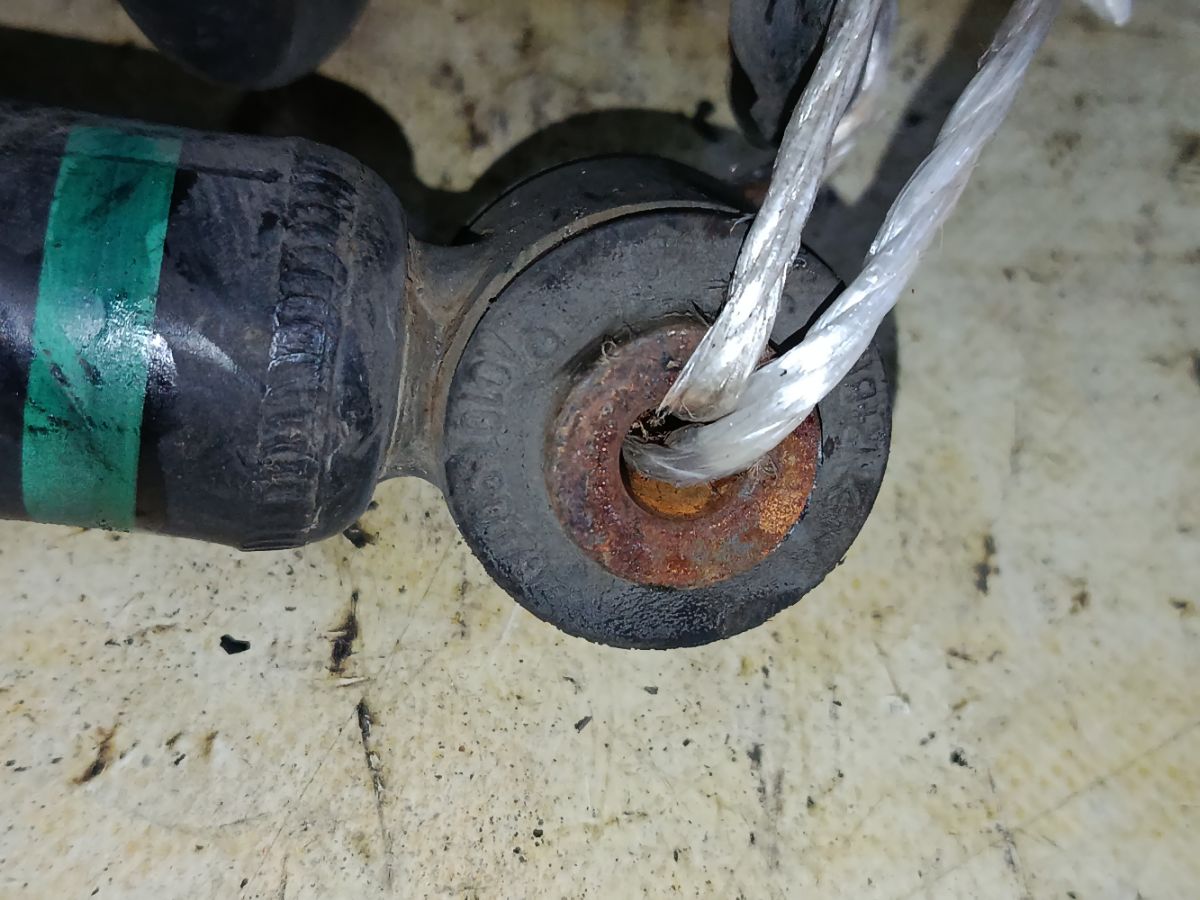 Амортизатор на Nissan Serena CC25 Фото 7