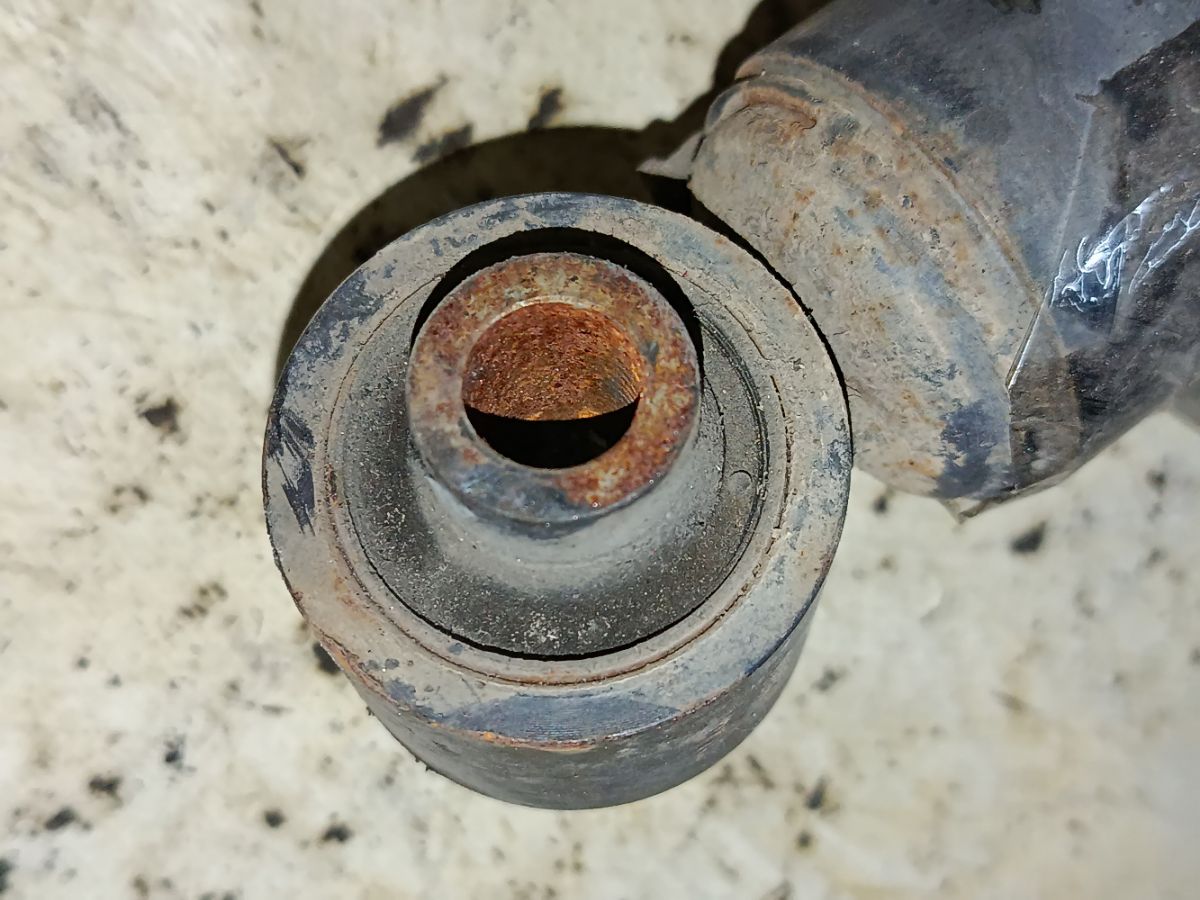 Стойка амортизатора 48530-22651 на Toyota Mark X GRX130 4GR-FSE Фото 6