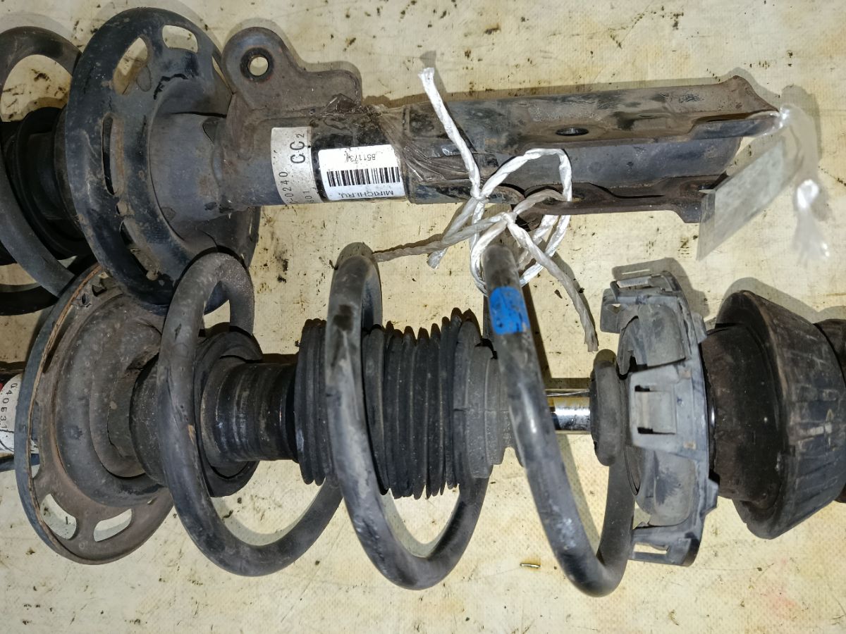 Стойка амортизатора на Honda Mobilio GB1 L15A Фото 5