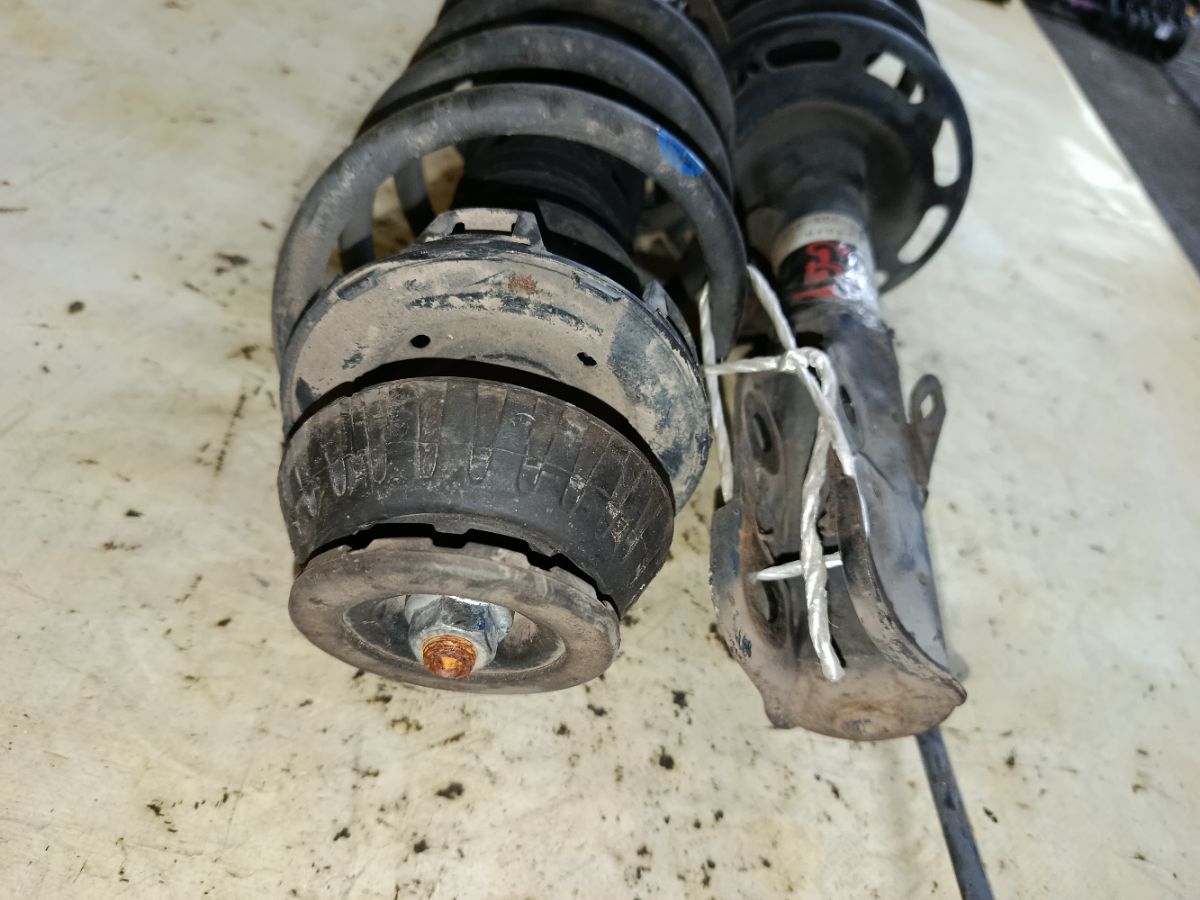 Стойка амортизатора на Honda Mobilio GB1 L15A Фото 8