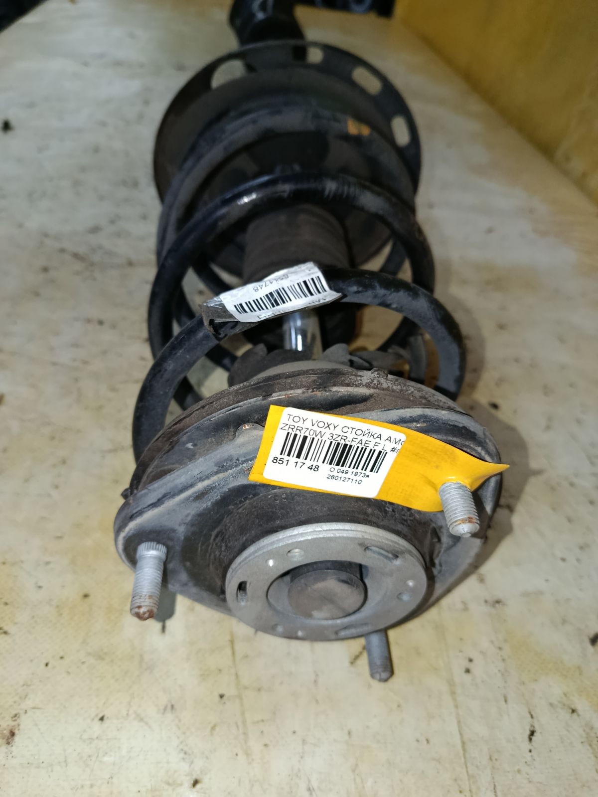 Стойка амортизатора на Toyota Voxy ZRR70W 3ZR-FAE Фото 4