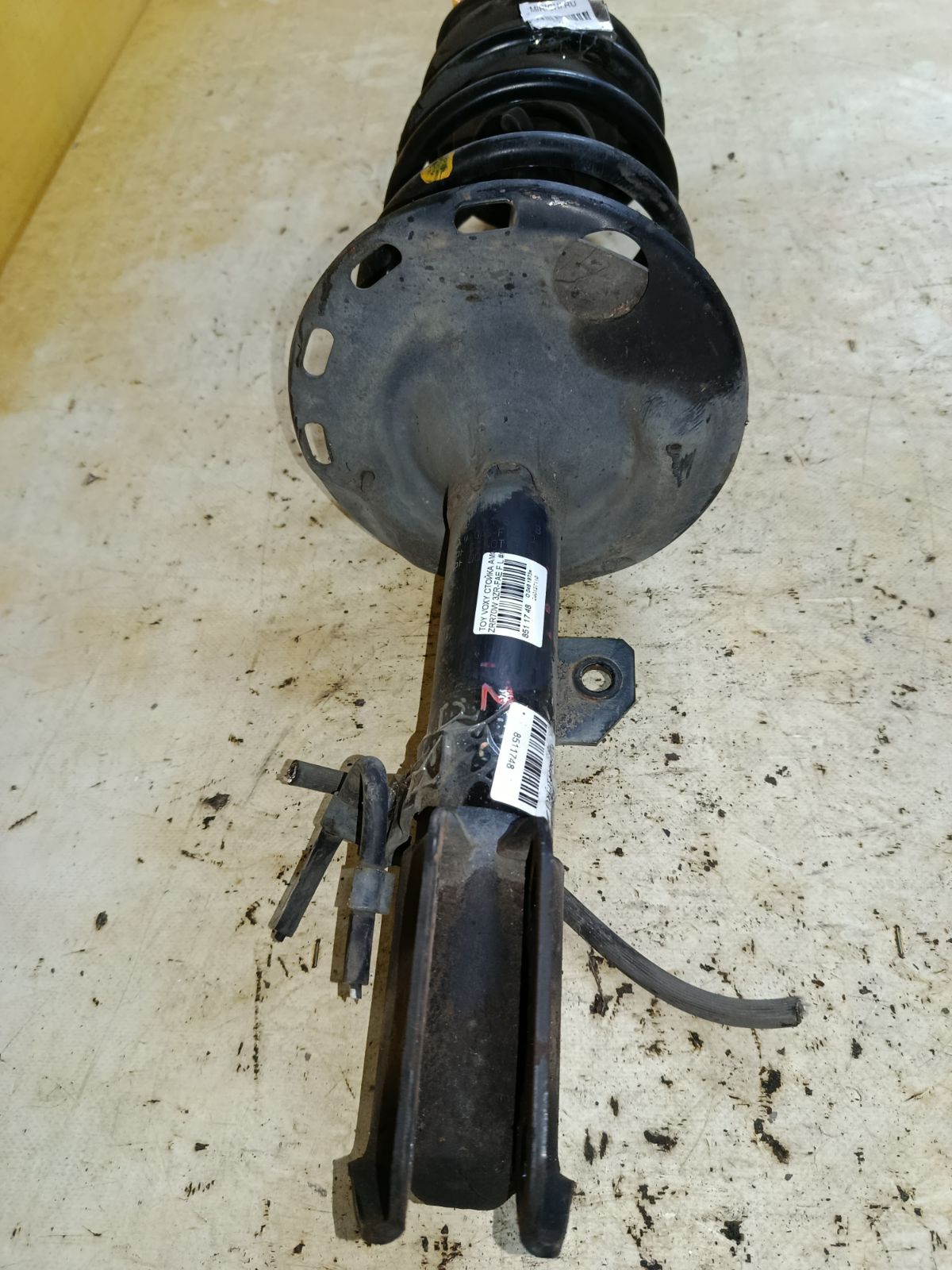 Стойка амортизатора на Toyota Voxy ZRR70W 3ZR-FAE Фото 6