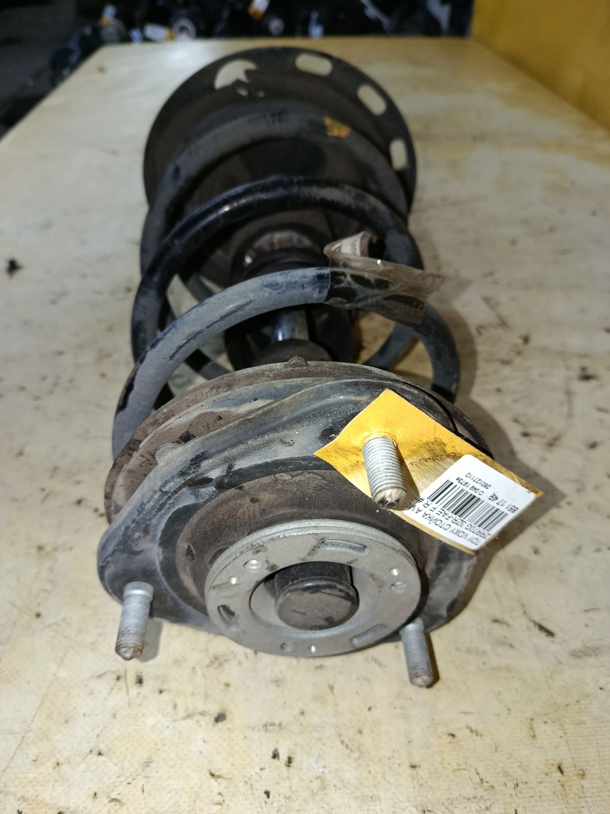 Стойка амортизатора на Toyota Voxy ZRR70G 3ZR-FAE Фото 4